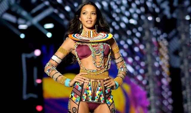 Ni Viktorijini anđeli nisu savršeni: Brazilska lepotica sišla sa modne piste, pa pokazala strije