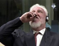 Praljak takes the substance in the Hague courtroom (Tanjug/AP)