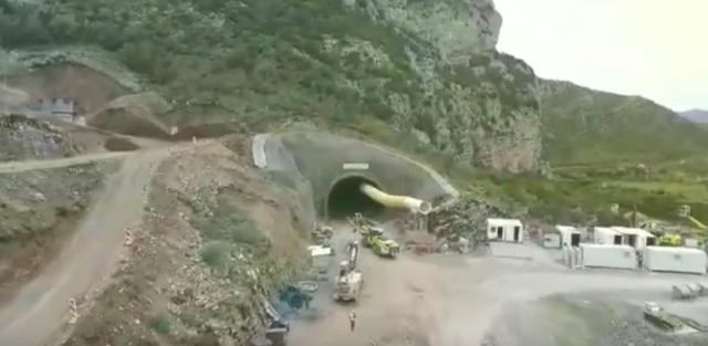 Nadljudski napor: Kopaju tunel na auto-putu VIDEO
