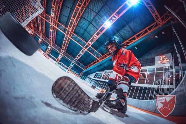 Zabava na ledu sa malim hokejašima Crvene zvezde
