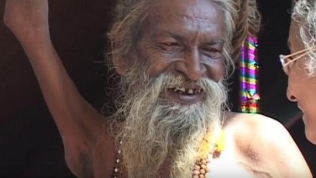 Ovaj Indijac već 40 godina drži podignutu ruku, evo zašto