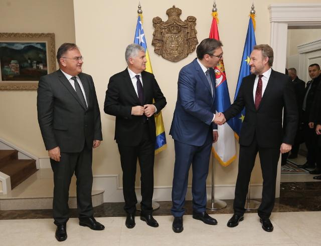Vucic dines with Bosnia Presidency members, then calls Dodik