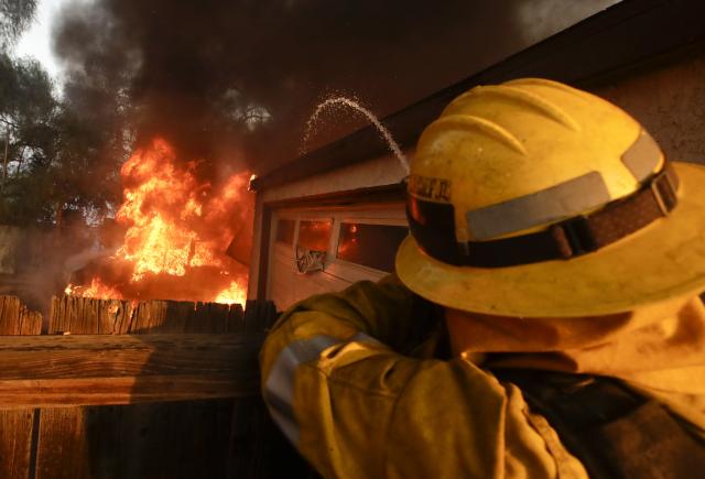 Požar u Kaliforniji ne jenjava, jedan vatrogasac poginuo