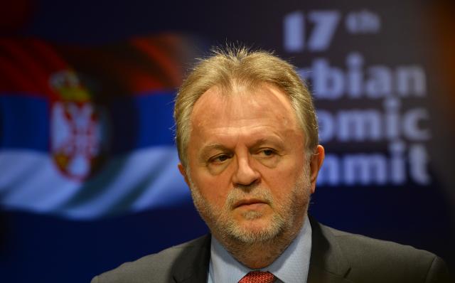Vujović objašnjava budžet, opozicija ometa