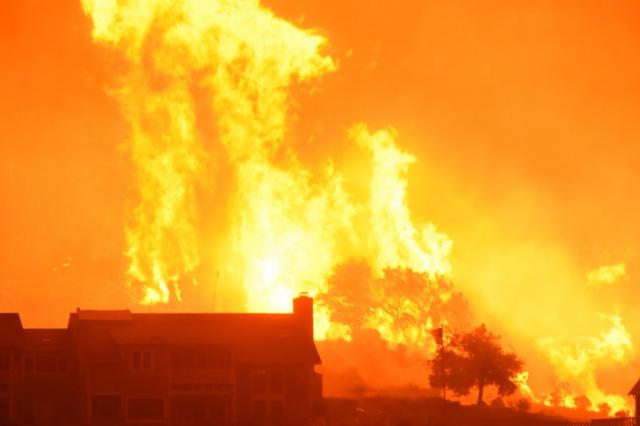 Požari i dalje besne, evakuišu se bogataška naselja