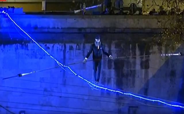 Prešao reku hodajuæi po žici u centru Rima / VIDEO