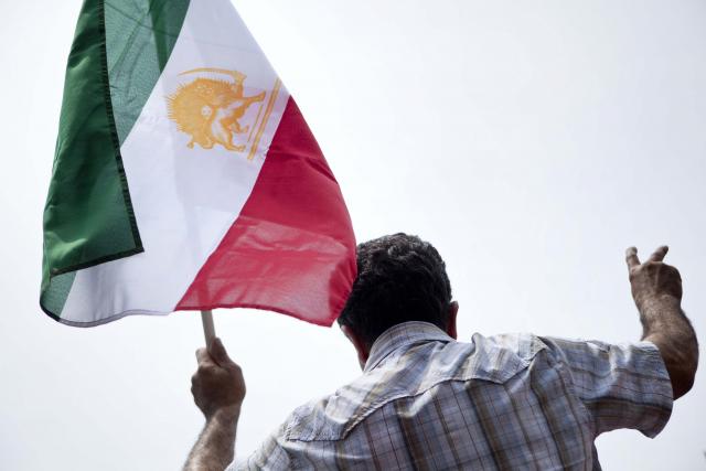 Iranski zvaničnik: Niko ne svlači Irance u Srbiji