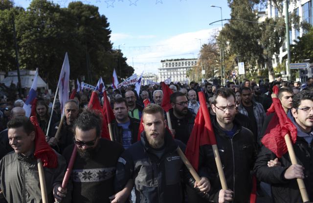 Sve stalo na 24h, Grci marširaju Atinom FOTO
