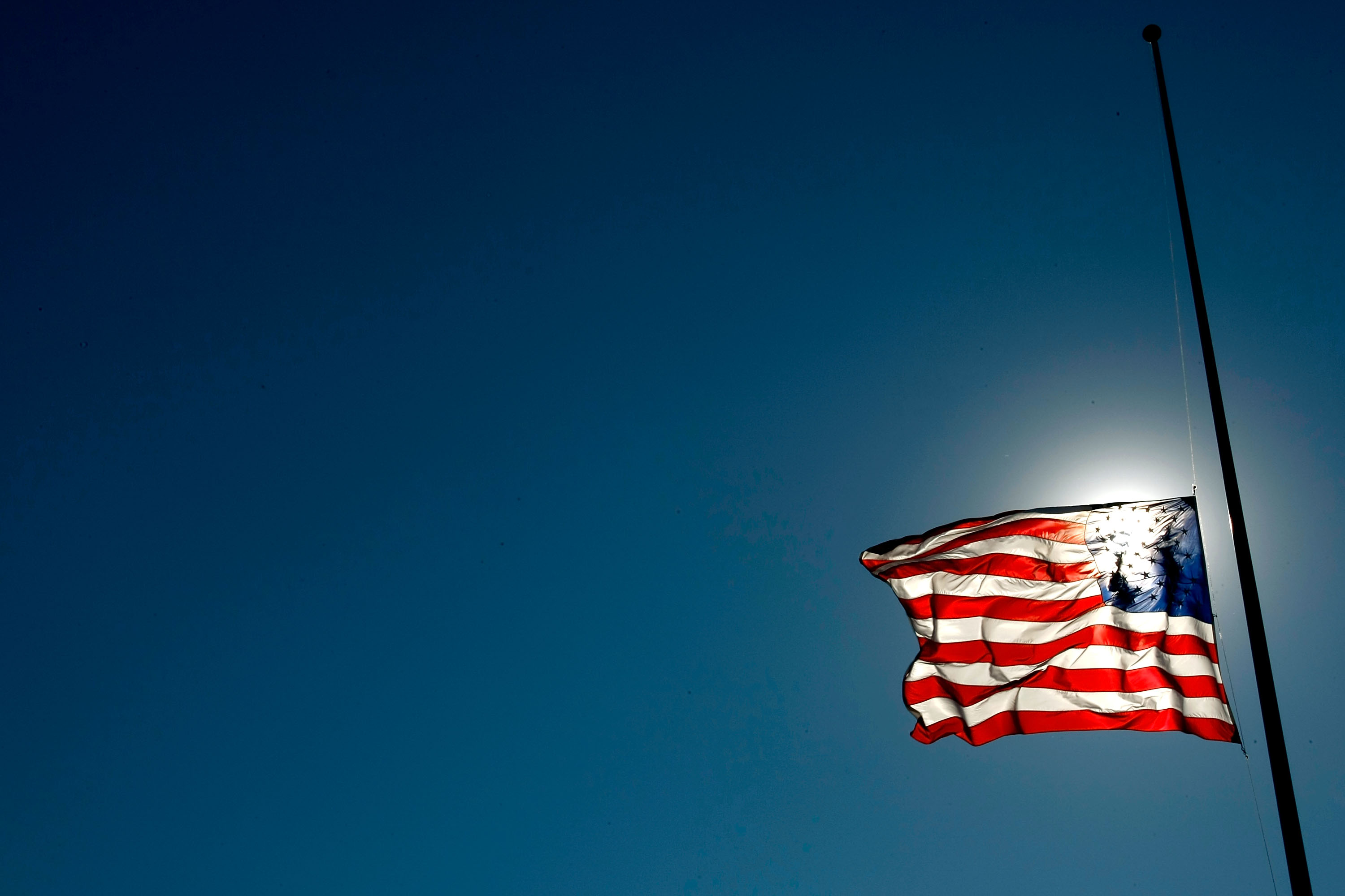 флаг великобритании. глазго флаг великобритании. флаг с дворцом. приспущенный флаг. приспущенный флаг великобритании.