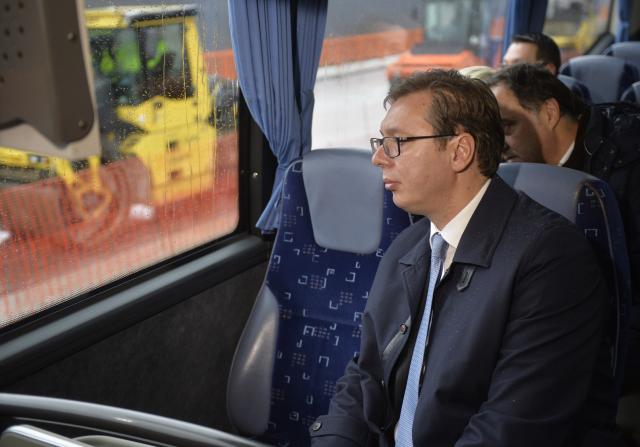 Vučić u zoru autobusom obišao Koridor 10 FOTO