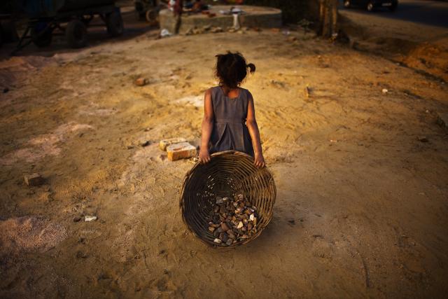 Fotografija šokirala svet, devojčica pije vodu iz barice
