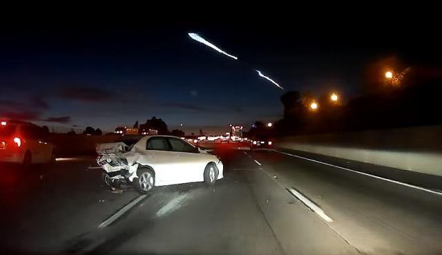 Gledao lansiranje rakete, pa izazvao lančani sudar