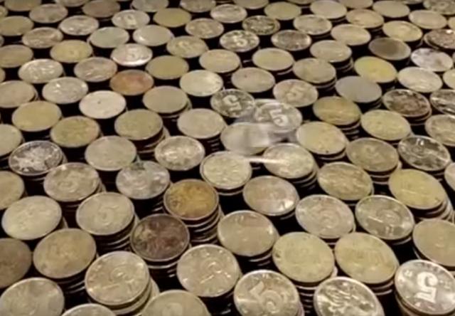 Kinez platio BMW novčićima, zaposleni brojali satima