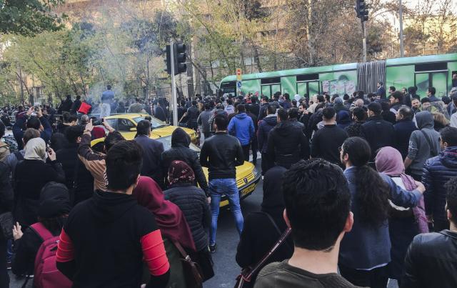 Iran: Raste broj mrtvih, neki policajci polažu oružje