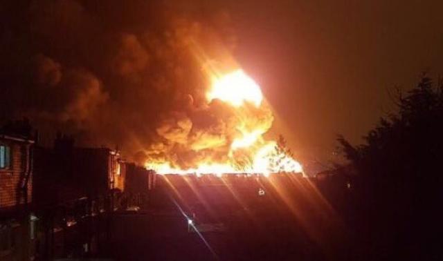 Veliki požar u Londonu: Vatrene kugle letele u nebo VIDEO