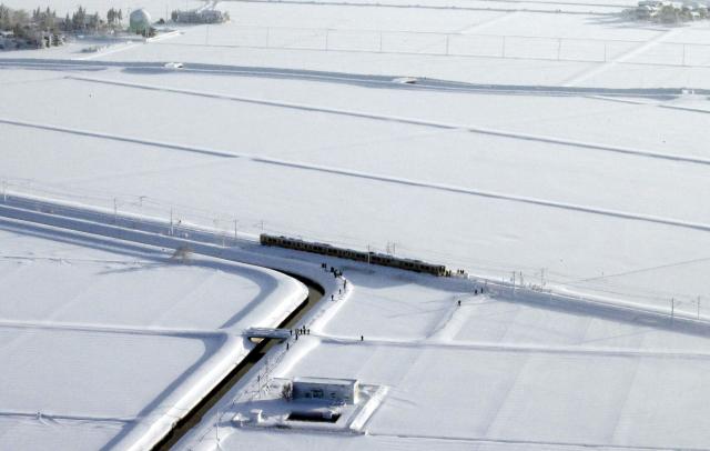 Sneg blokirao prugu, voz sa 430 ljudi stajao 15 sati FOTO