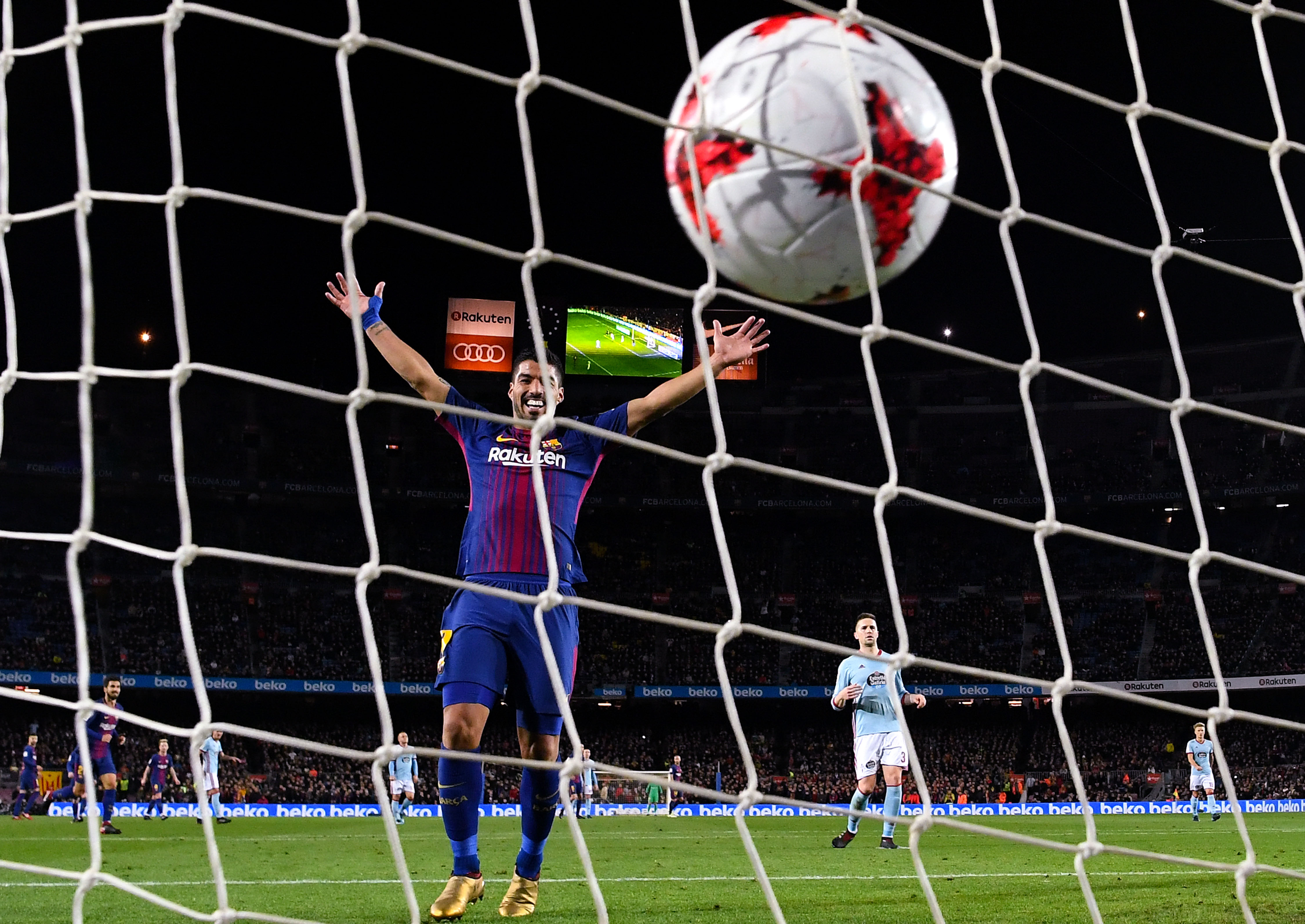 Футбольное соте скоре. Score a goal. Scoring a goal. Goal картинка. Luis Suarez fc24.