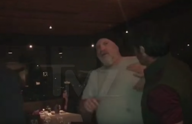 Šamari, pa batine: Harvi Vajnstin napadnut usred restorana /VIDEO