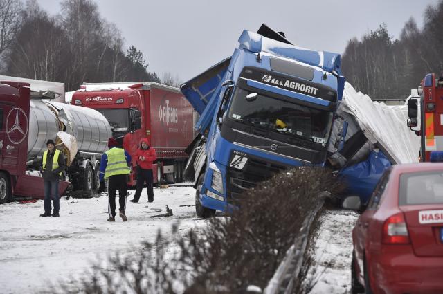 Haos zbog snega  u Češkoj, 100 udesa u jednom danu FOTO