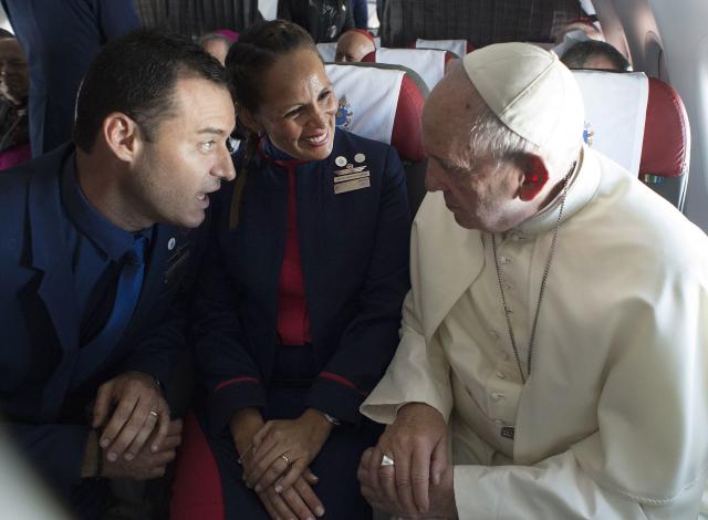Istorijski trenutak: Papa Franja venčao par u avionu
