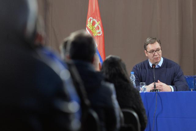 Vučić satima sa Srbima na KiM: Bez ljudi nema ništa VIDEO