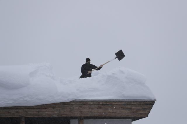 Obrušila se snežna lavina, 10.000 ljudi odseèeno od sveta