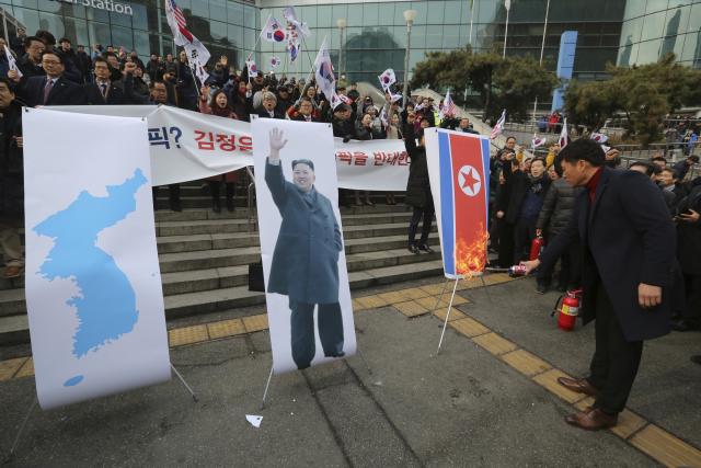 Seul: Goreo Kim Džong Un i zastava Severne Koreje FOTO