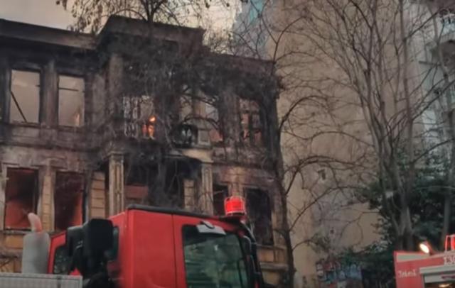 Desnièari zapalili sedište antifašista u Solunu / VIDEO