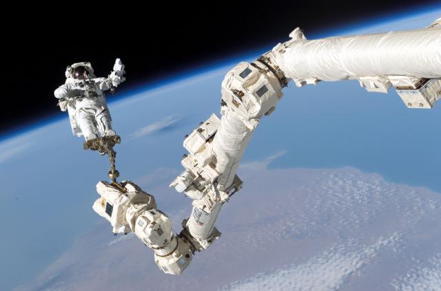 Astronauti postavljaju novu "šaku" na robotskoj ruci / VIDEO
