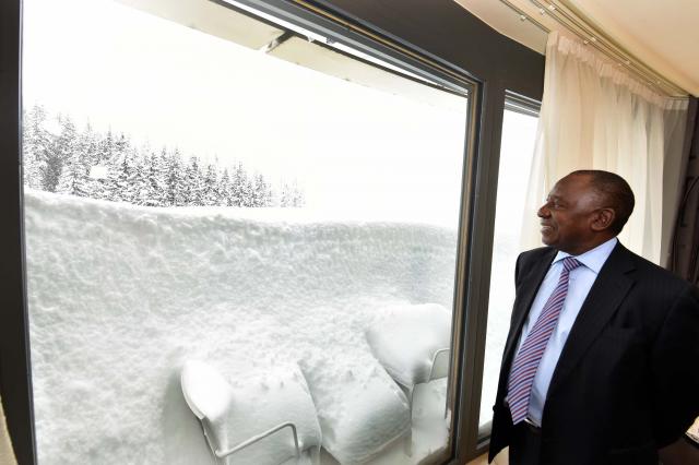 Hitan problem u Davosu, ne može ni helikopter FOTO