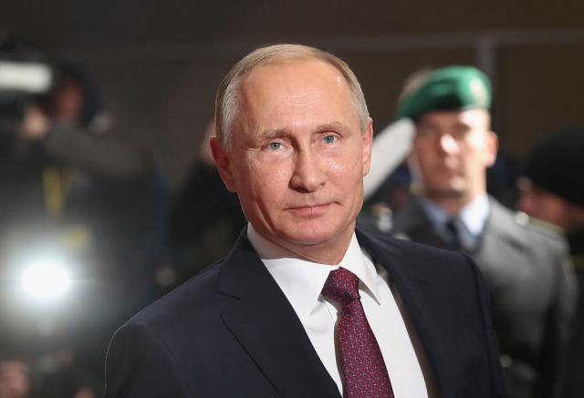 Putin oduševljeno radniku: Dajte da vas poljubim FOTO