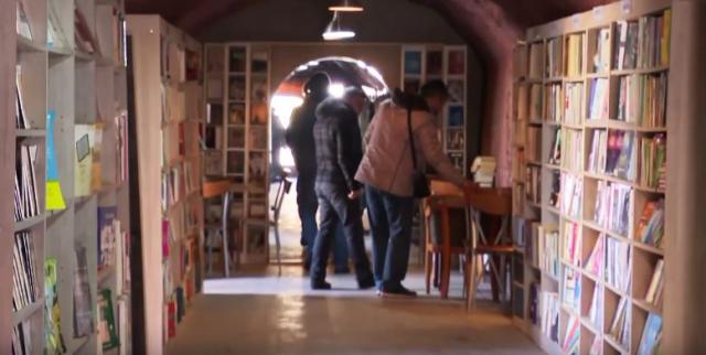 Radnici gradske čistoće otvorili biblioteku sastavljenu od knjiga iz otpada