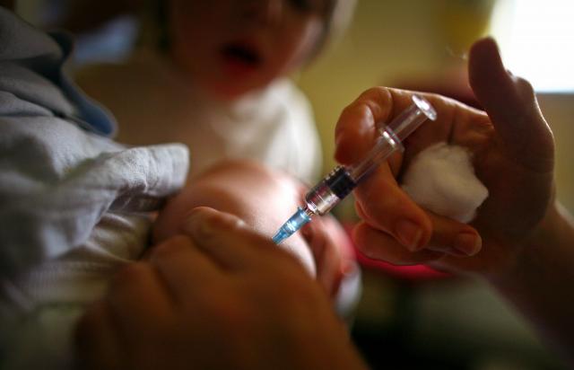 NS: Roditelji lažirali vakcinalne kartone dece?