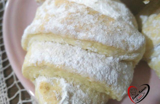 Penaste kiflice sa kremom