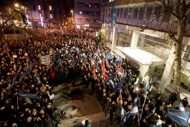 Protest opozicije ispred RTS, izviždan Dnevnik FOTO/VIDEO