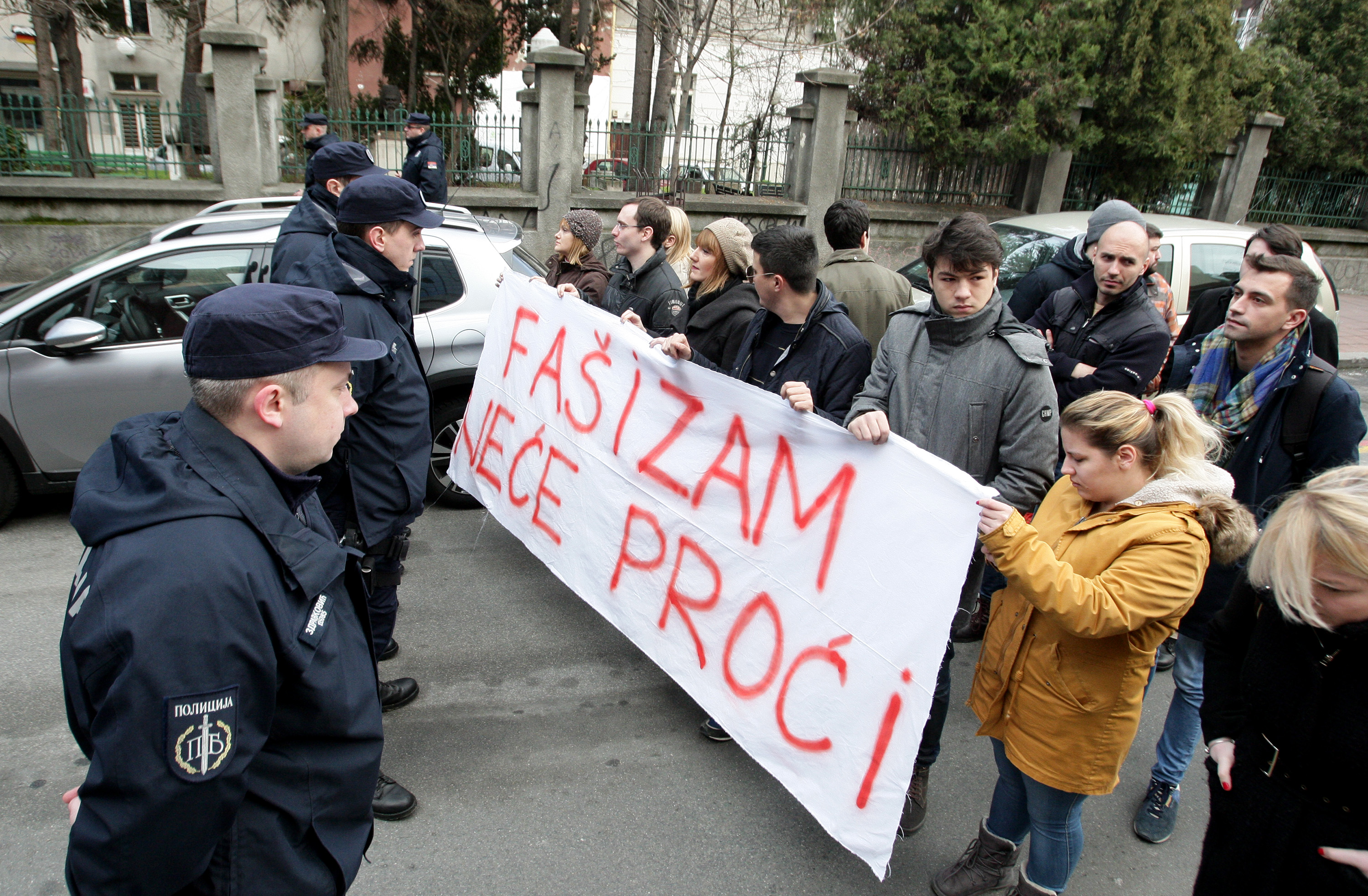 BG: Protest podrške Nediću, kontramiting i "živi zid" FOTO 14895244845a773b40d5ca3803557742_orig