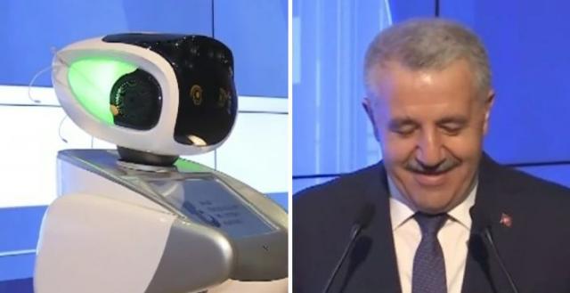Drski robot zbunio turskog ministra: "Ma o èemu ti to prièaš?"