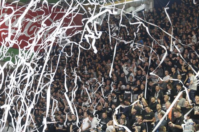 Navijači ubacivali papir, Partizan kažnjen sa 500 evra