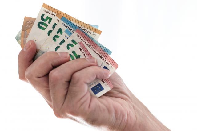 Ustali policajci - imaju 1.400 EUR, traže još 220