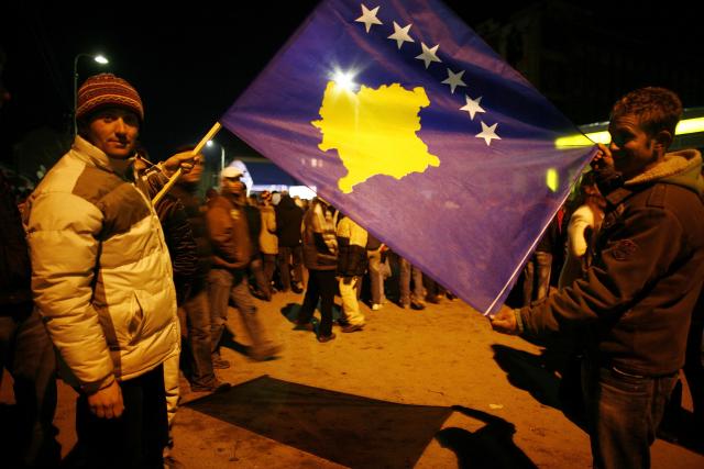 Ukradena velika kosovska zastava, na jarbolu manja