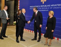 Kostic (L) is seen with presidents Vucic and Grabar-Kitarovic (Tanjug)
