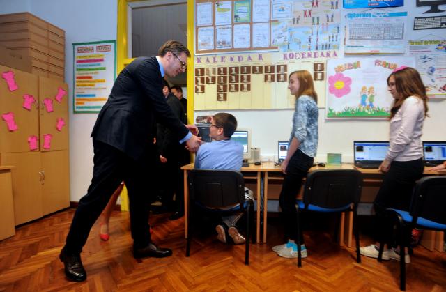 Vučić u Vrginmostu: Za početak 10 laptopova