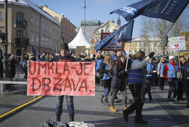 40.000 prosvetara na ulicama: "Umrla je država" / FOTO