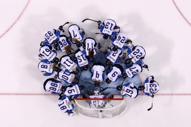 Hokejašice Finske sa Amerikankama u polufinalu