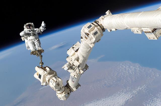 Astronauti uspešno okonèali "svemirski hod" / VIDEO