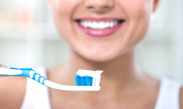 Stomatolog otkriva: Da li èetkicu treba pokvasiti pre pranja zuba?