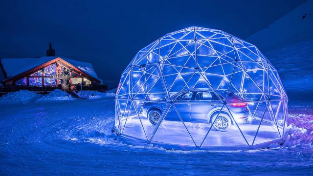 Porsche smestio auto-salon na alpski vrh (FOTO)