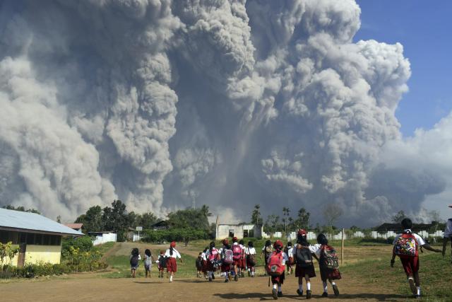 Erupcija vulkana, pepeo leti 5 km u vis VIDEO