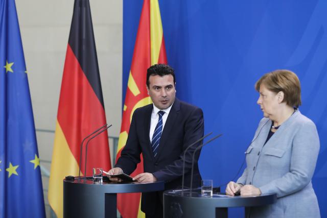 Merkel: Spor Makedonije i Grčke treba da se reši