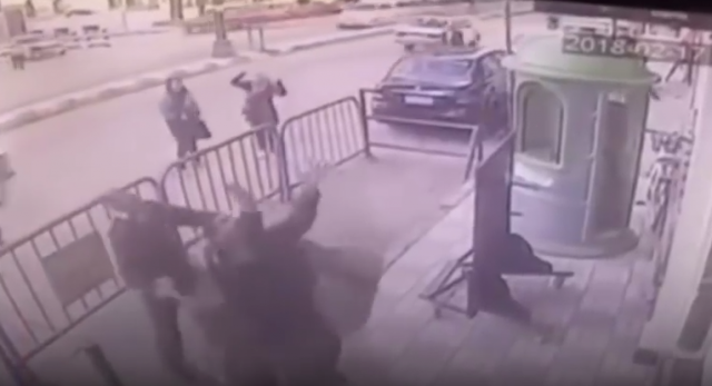 Dete palo s treæeg sprata, policajci ga uhvatili VIDEO